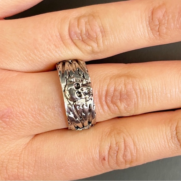 925 Sterling Silver Men's Skull Ring - Picture 2 of 8